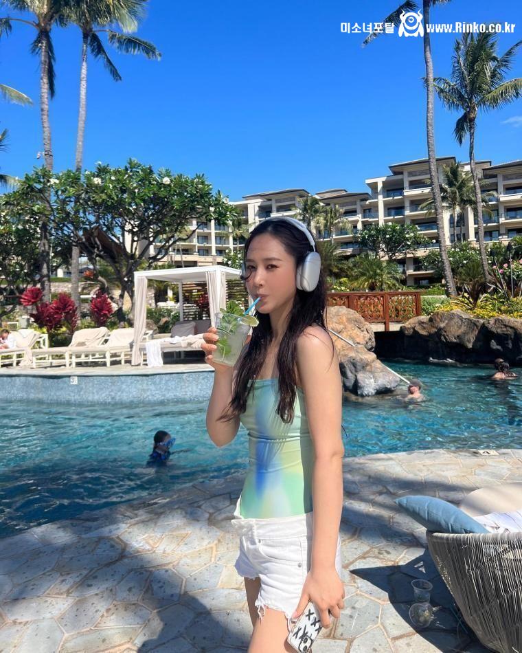 민트색 수영복 위에 흰 핫팬츠를 입은 소녀시대 유리