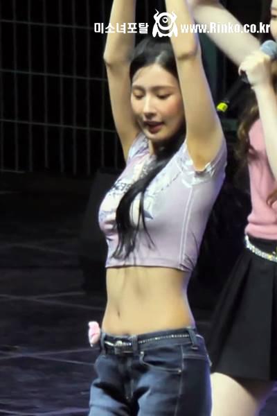 깊은 기립근 골짝이 청바지 핏 (여자)아이들 미연