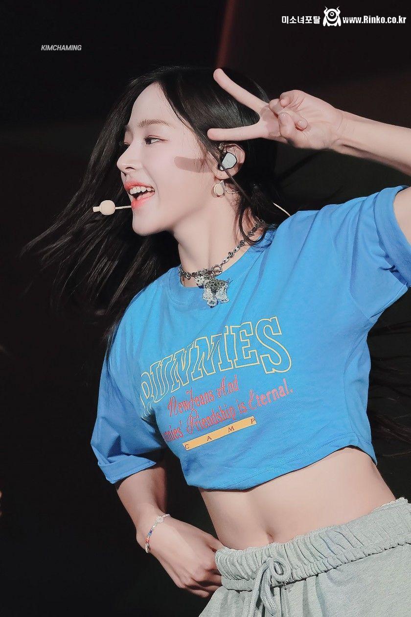 시원한 크롭티 배꼽 뉴진스 민지