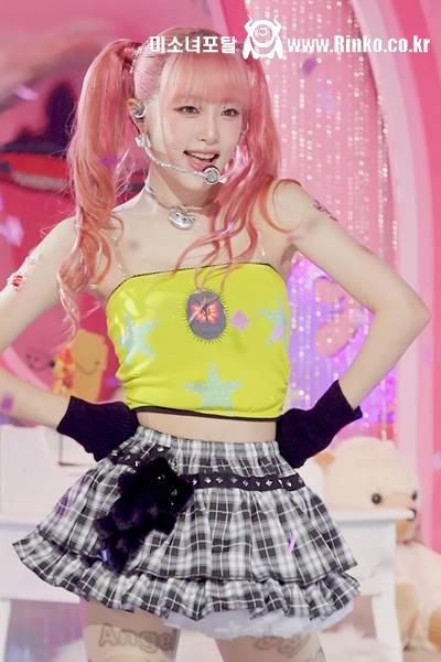 노란 오프솔더 가슴골 최예나