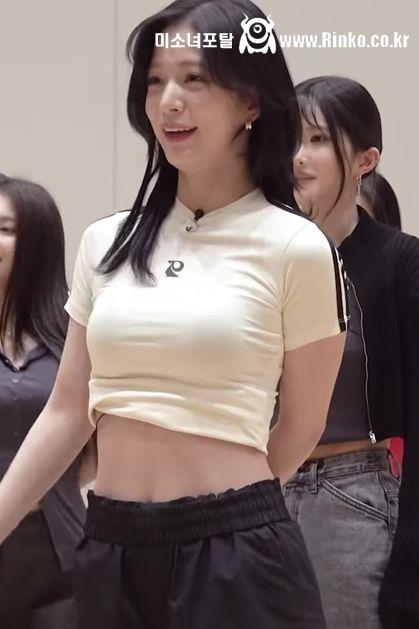 타이트한 상체 핏 프로미스나인 이채영