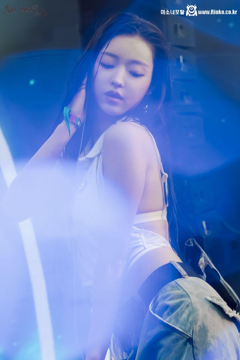 살짝씩 보이는 옆태 오마이걸 유아