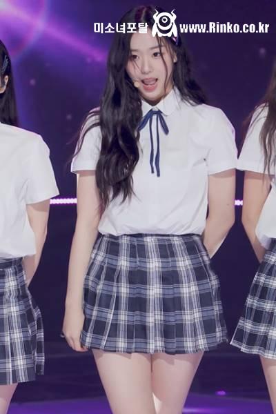 턴 하는 스쿨룩 크리스탈 아이즈 김채연