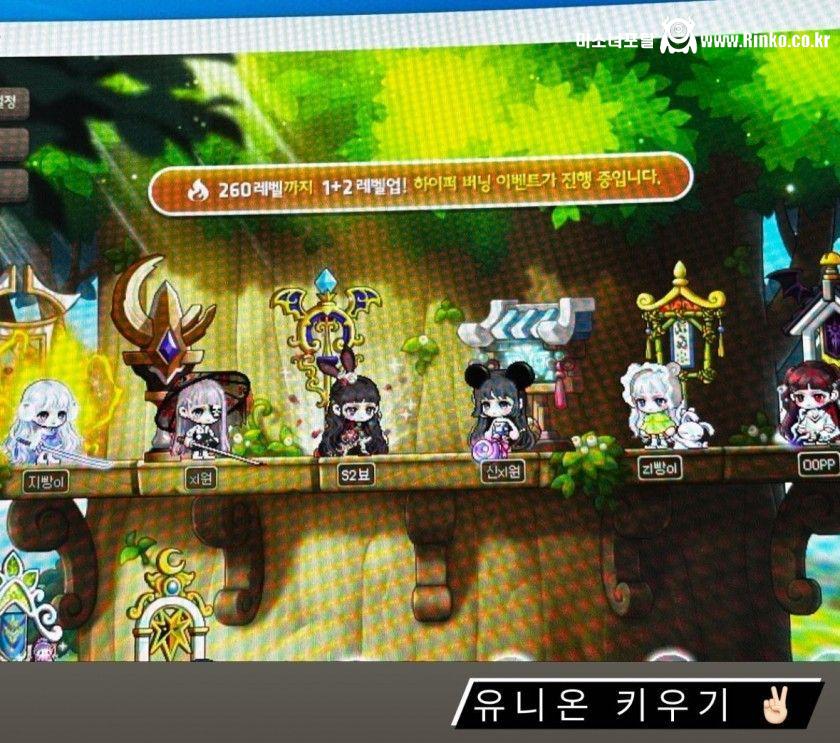 다리 꼬는 교복 조현