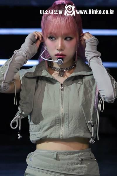 지퍼 민소매 짧은 치마 최예나