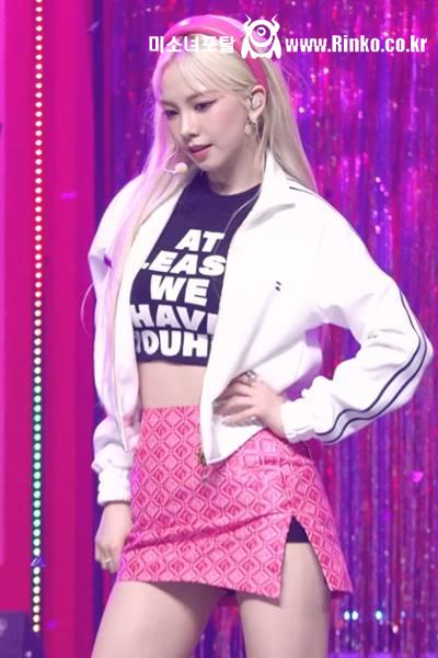 옆트임 핑크 치마 무브먼트 좋은 블랙 티 에스파 카리나