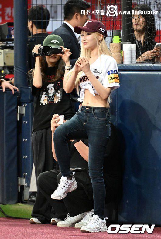 시구하는 예쁜 허리 라인 류수정