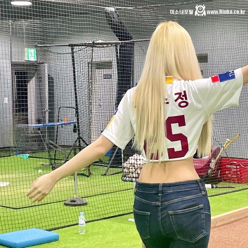 시구하는 예쁜 허리 라인 류수정