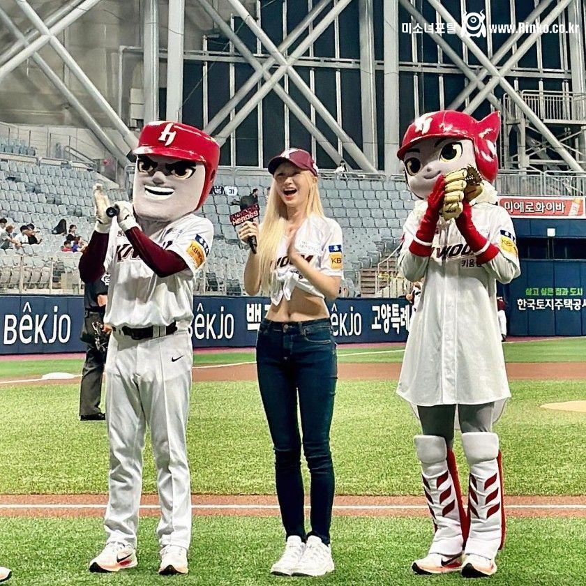 시구하는 예쁜 허리 라인 류수정