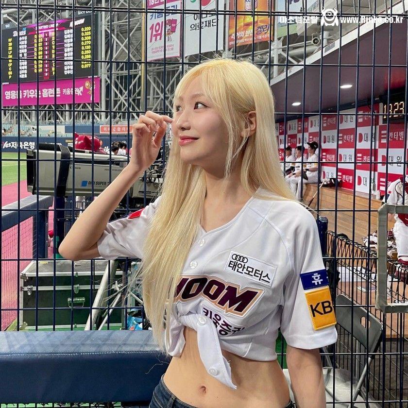 시구하는 예쁜 허리 라인 류수정