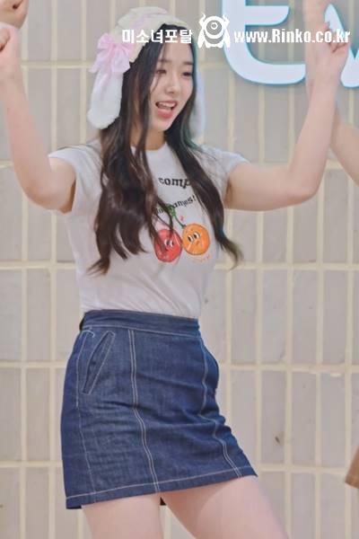 흰티에 청치마 트리플에스 크리스탈아이즈 김채연