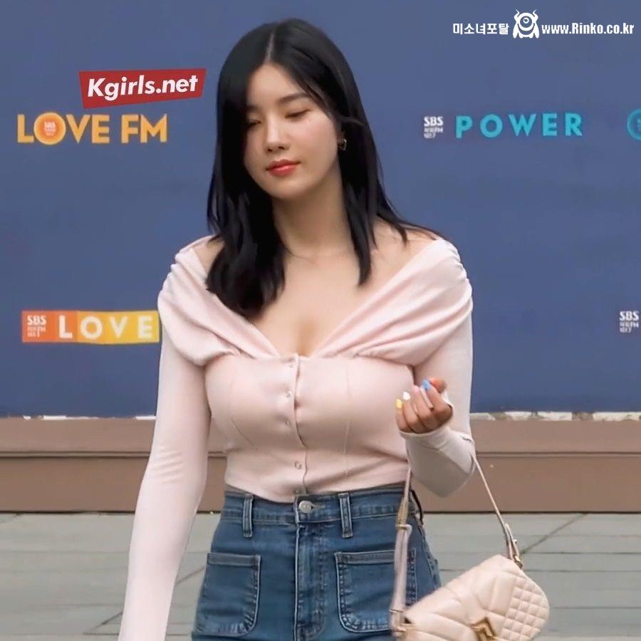 권은비 라디오 출근길 사복 패션