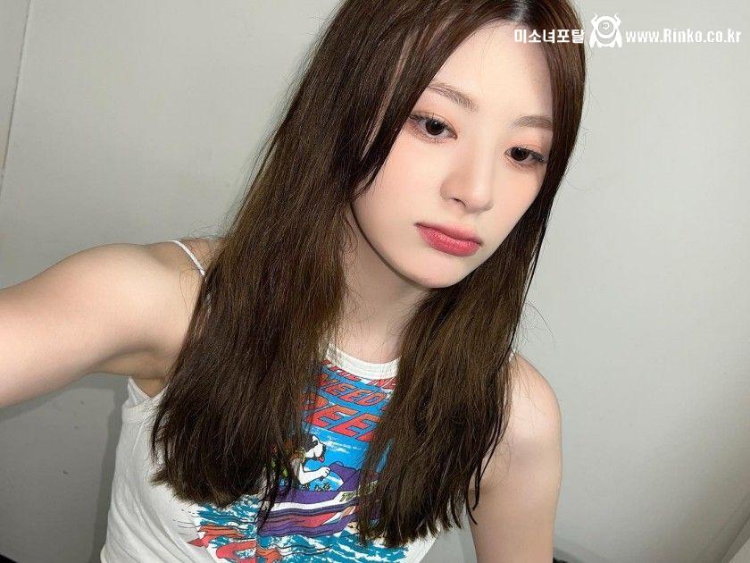 흰 민소매 흰 피부 워터밤 스테이씨 세은