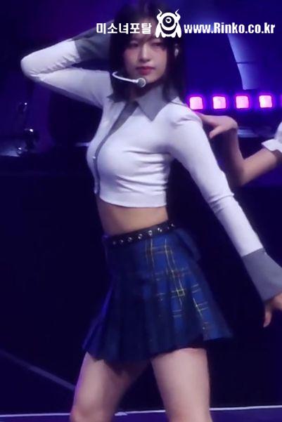 타이트한 크롭 긴팔 아이브 안유진