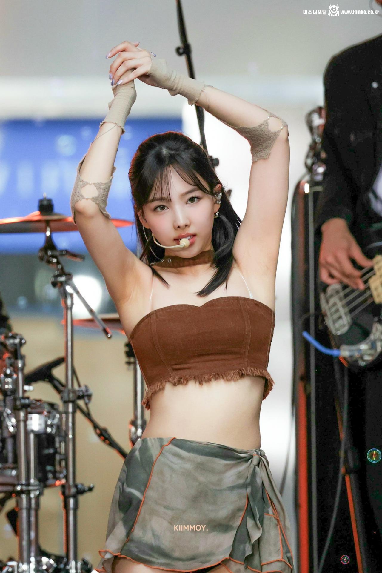 동생들한테 재롱 부리는 트와이스 나연