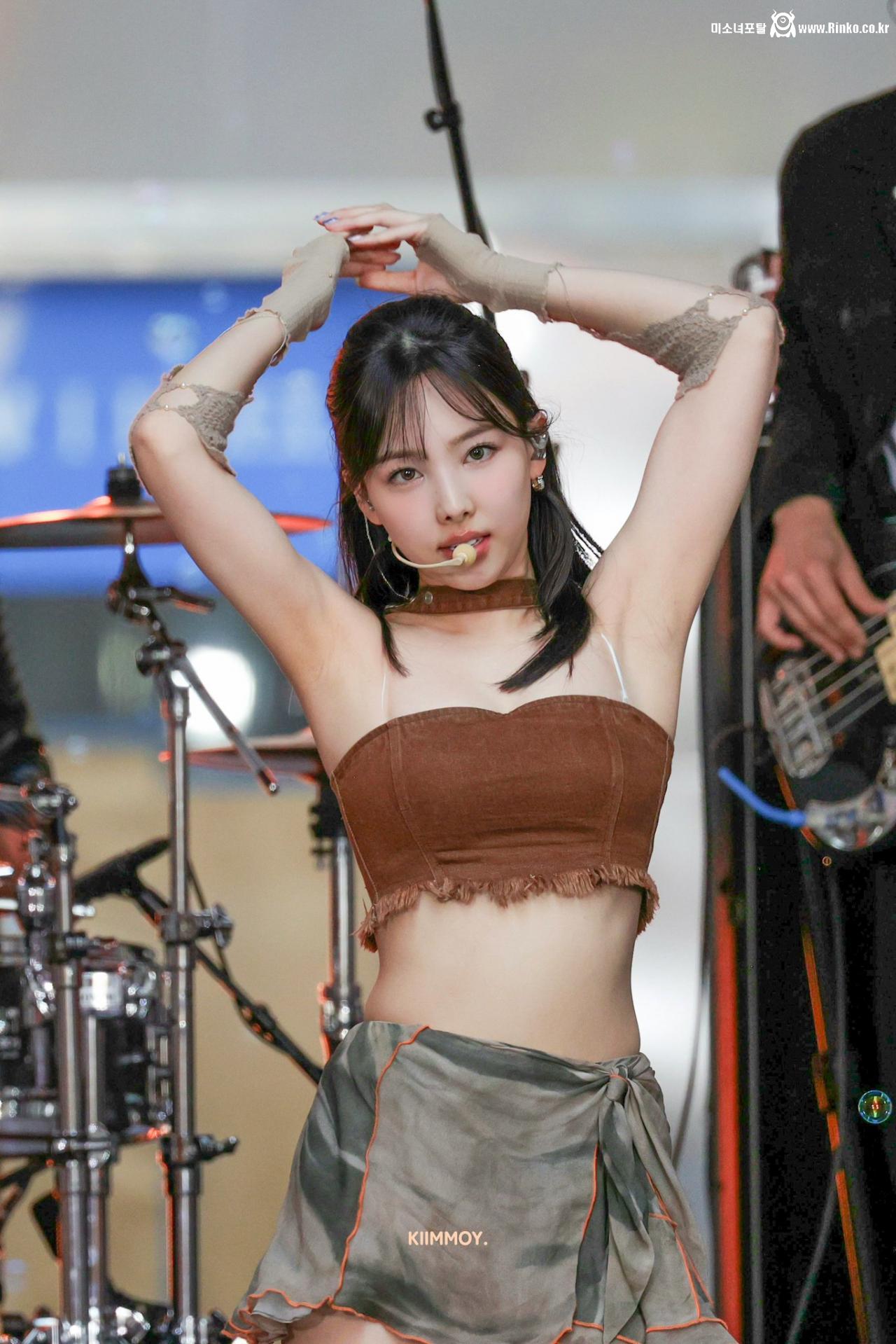 동생들한테 재롱 부리는 트와이스 나연