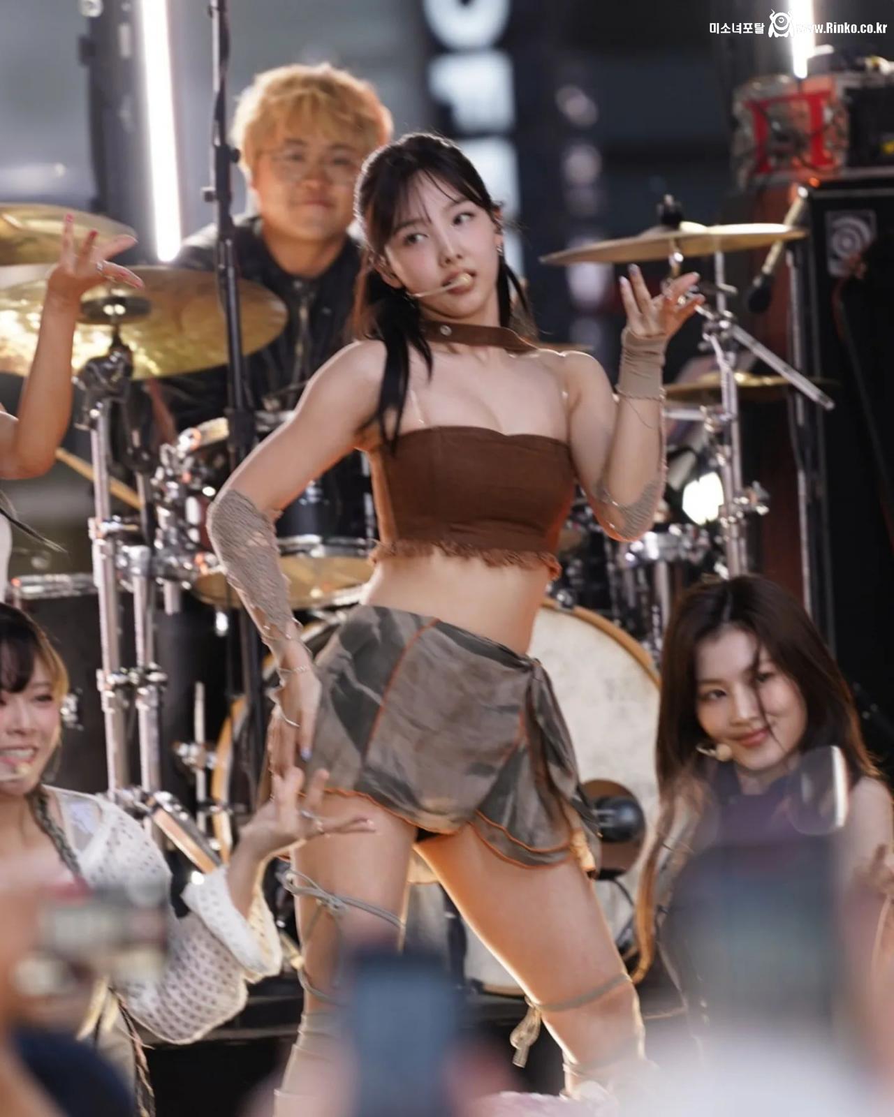 동생들한테 재롱 부리는 트와이스 나연