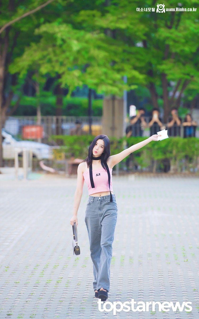 오늘자 핑크 튜브탑 출근길 권은비