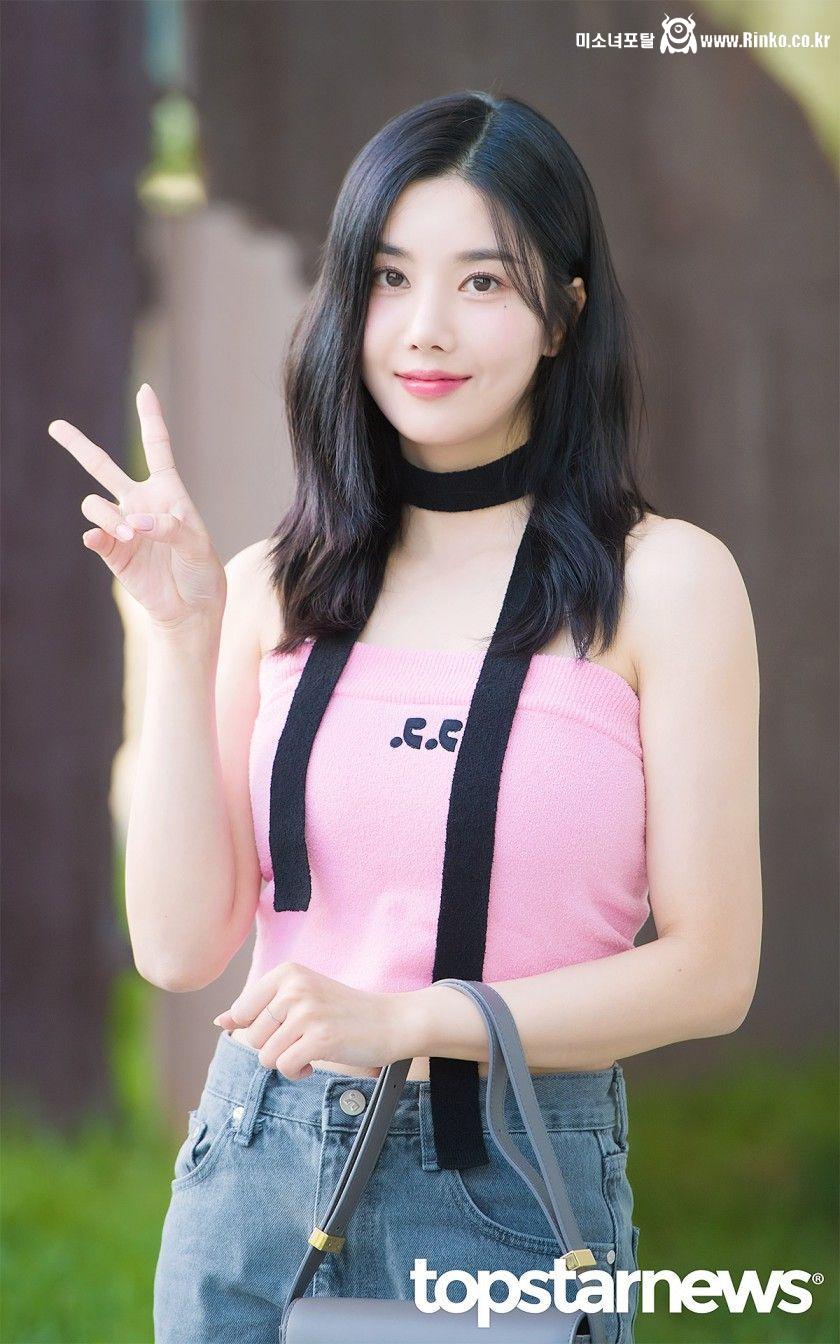 오늘자 핑크 튜브탑 출근길 권은비