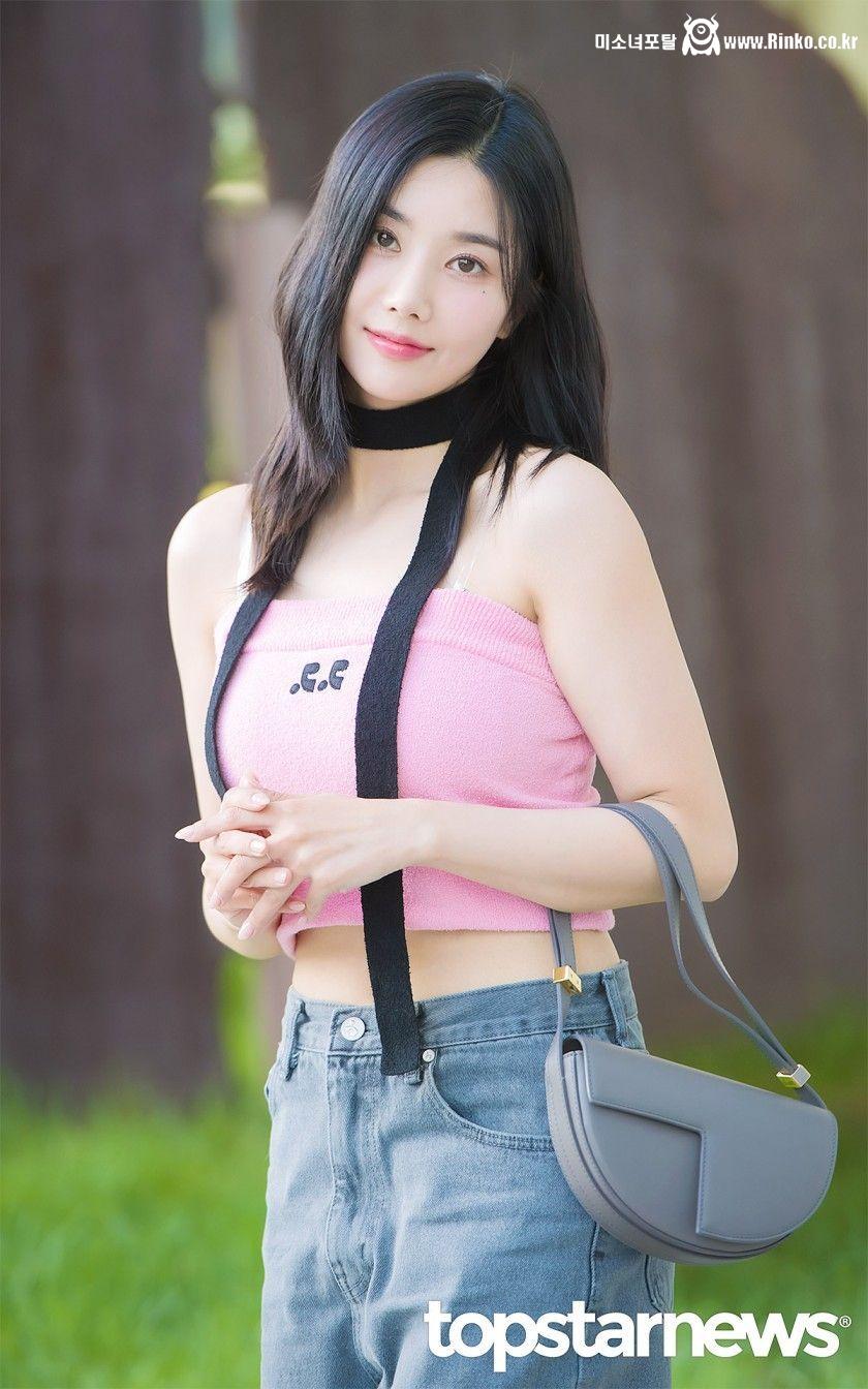 오늘자 핑크 튜브탑 출근길 권은비