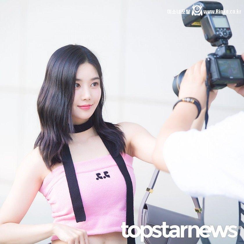 오늘자 핑크 튜브탑 출근길 권은비