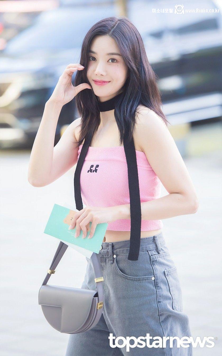 오늘자 핑크 튜브탑 출근길 권은비