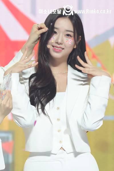 화이트 슈트 트리플에스 크리스탈 아이즈 김채연