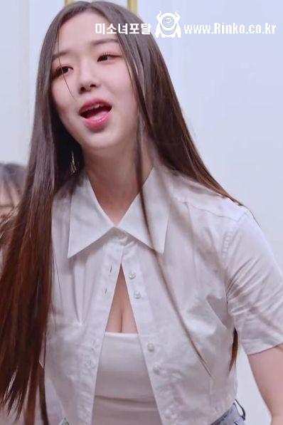 대충 봐도 작아보이는 셔츠 트리플에스 김채연