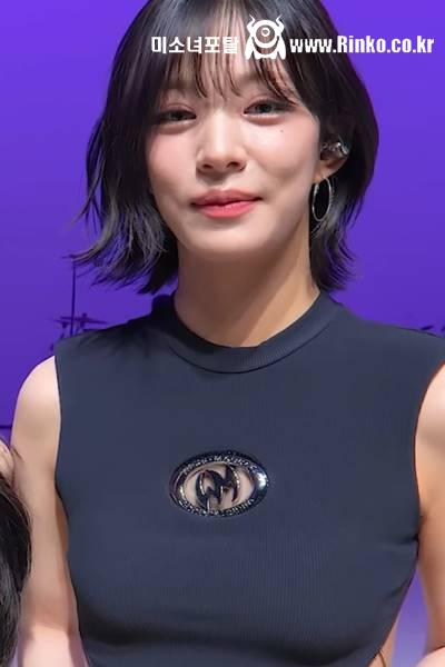 등이 시원한 봉긋 민소매 하이레그 프로미스나인 채영