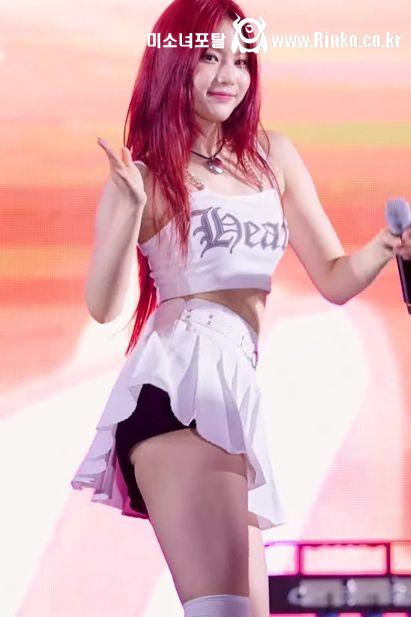 끈나시에 테니스 치마 스테이씨 아이사