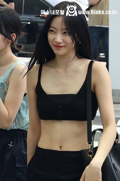 과감한 공항패션 브라탑 매끈 복근 르세라핌 카즈하