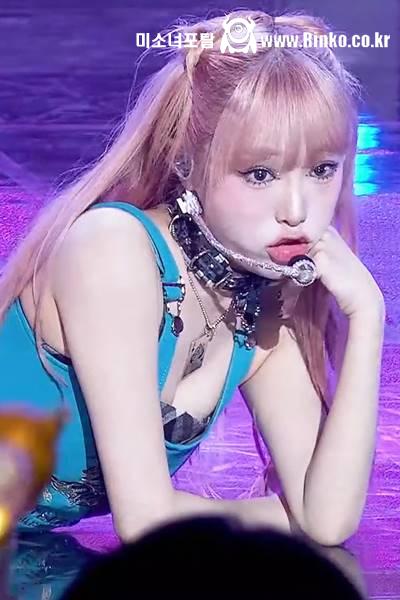 파란 민소매 누운 가슴골 최예나