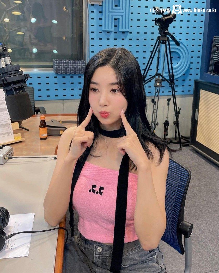 무게감 있는 라디오 DJ 출근길 권은비