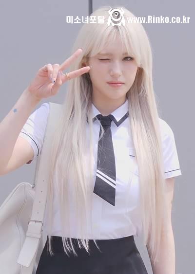 전소미 아는형님 출근길 교복 기럭지