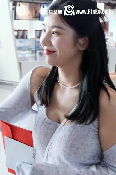 나고야 워터밤 가는 권은비 회색 나시 크로슴백 슴들 슴들