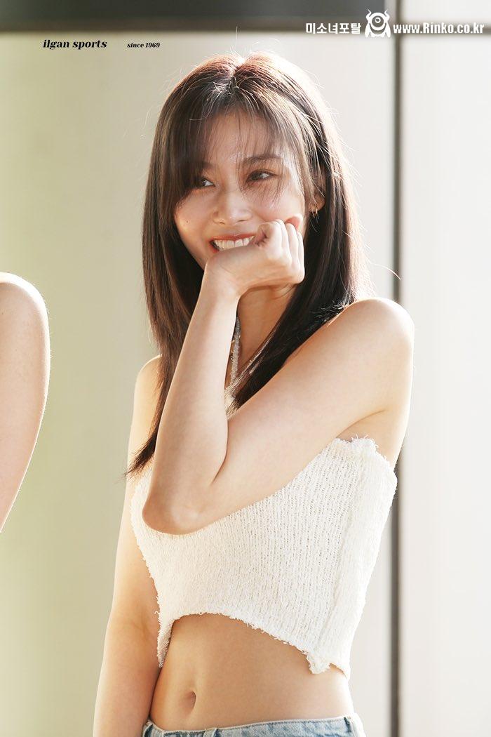 공항패션 홀터넥 배꼽 트와이스 사나