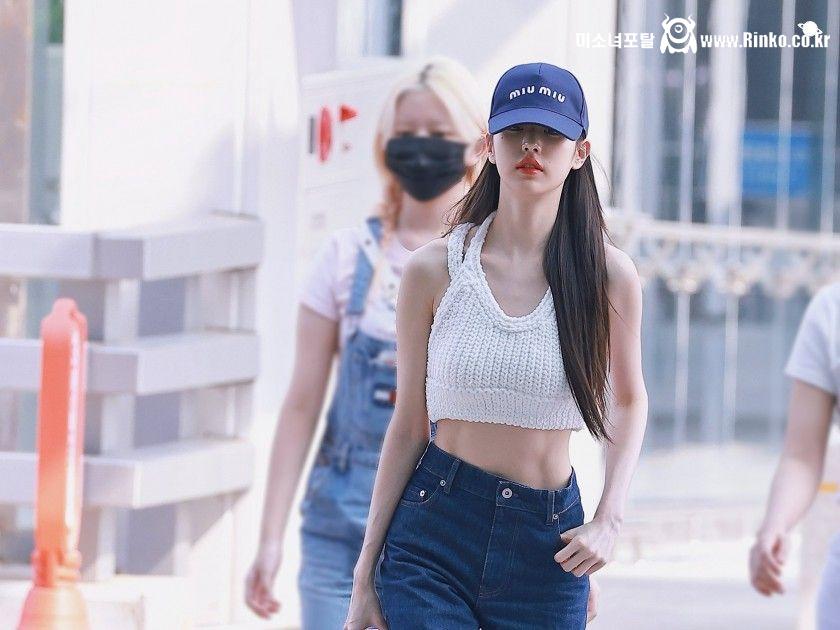 공항에서 작은 두상 볼캡 패션 아이브 장원영