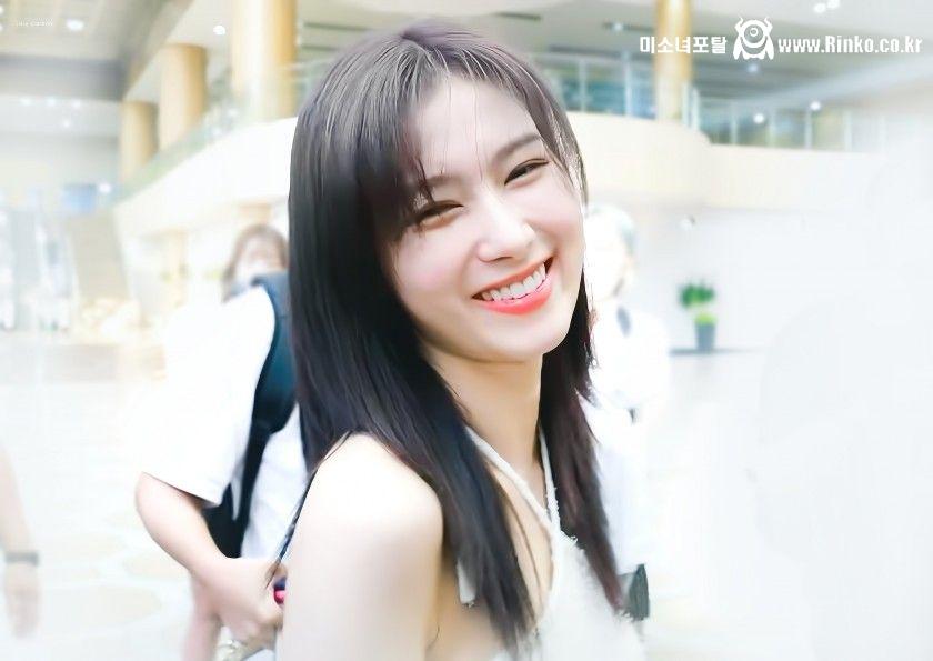 오늘자 공항패션 홀터넥 배꼽 트와이스 사나