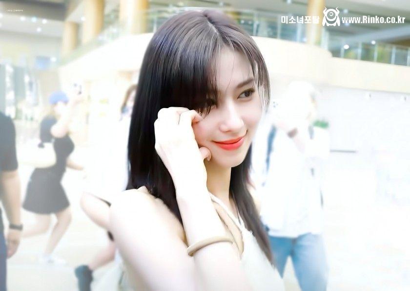 오늘자 공항패션 홀터넥 배꼽 트와이스 사나