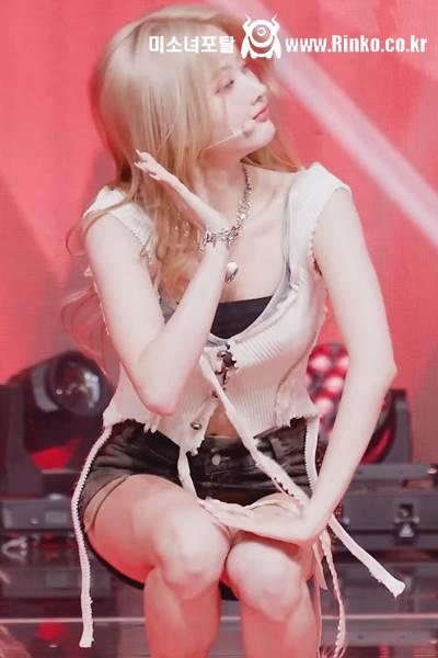 짧은 치마 떨리는 허벅지 키스오브라이프 벨