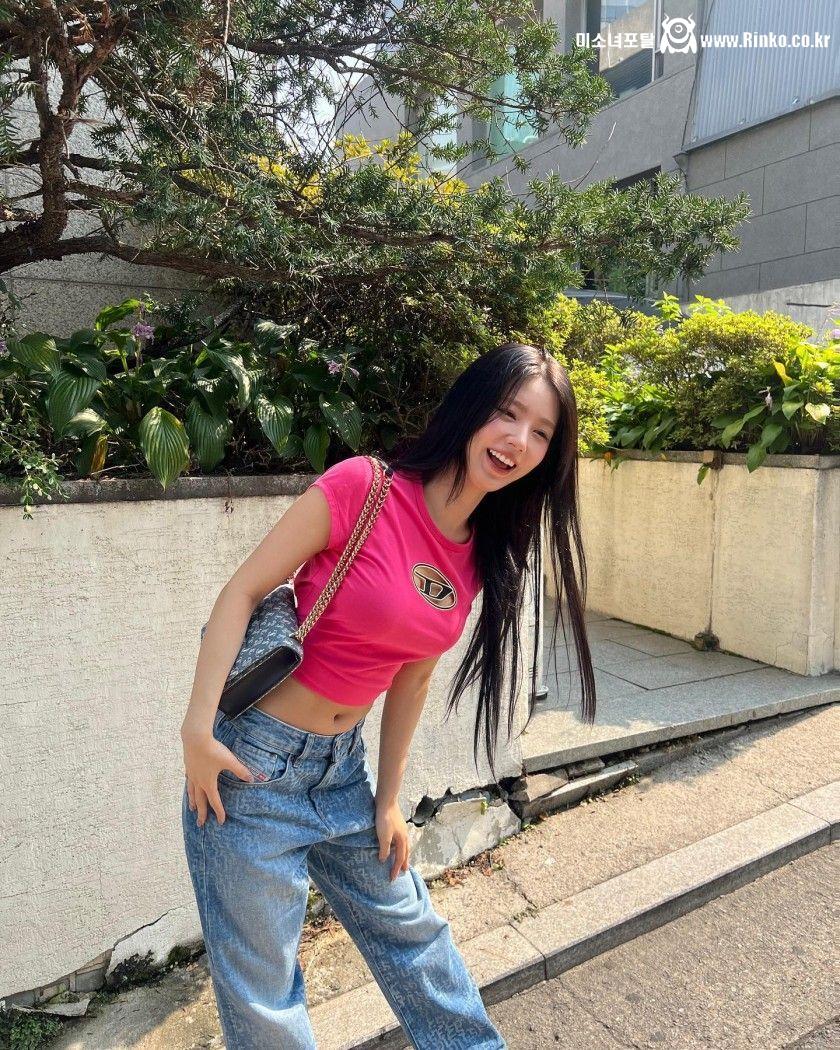 핑크 크롭탑 배꼽 노출 공항 패션 (여자)아이들 미연