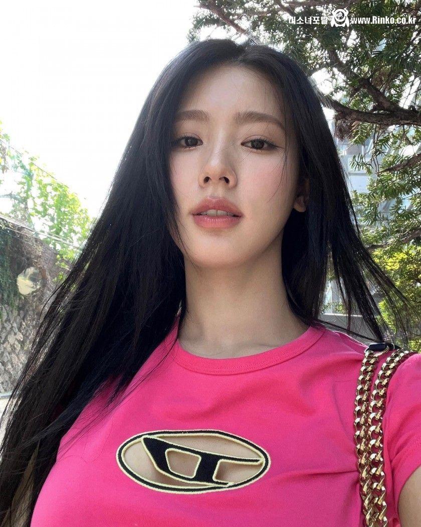 핑크 크롭탑 배꼽 노출 공항 패션 (여자)아이들 미연