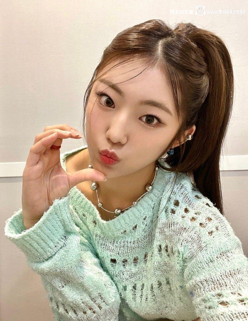 비 맞는 크롭 니트 하이키 옐