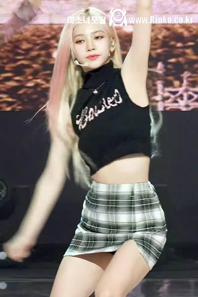 AI 느낌나는 홀터넥 민소매 에스파 카리나