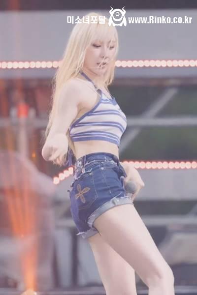 홀터넥 크롭 민소매 단추푼 청반바지 이채연