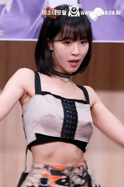 크롭 민소매 퀸즈아이 해나