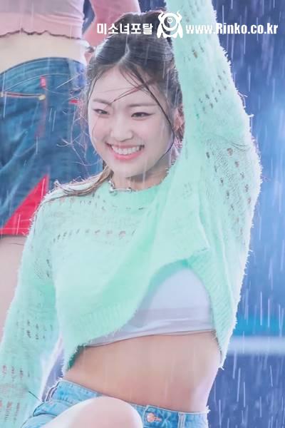 비에 젖은 크롭 니트 하이키 옐