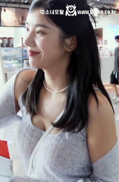 권은비 공항패션 묵직한 가슴 드리블 크로슴백