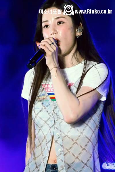 크롭 흰티 비오는날 에이핑크 박초롱