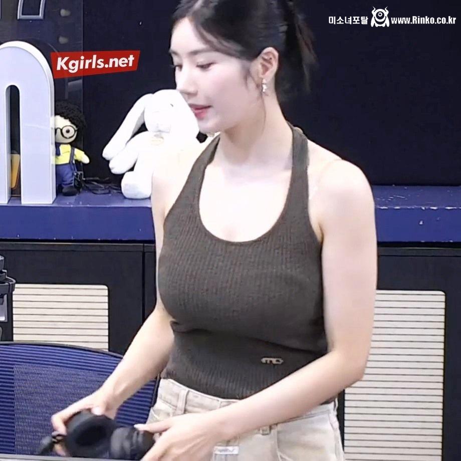 권은비 묵직함이 남다른 골지 나시